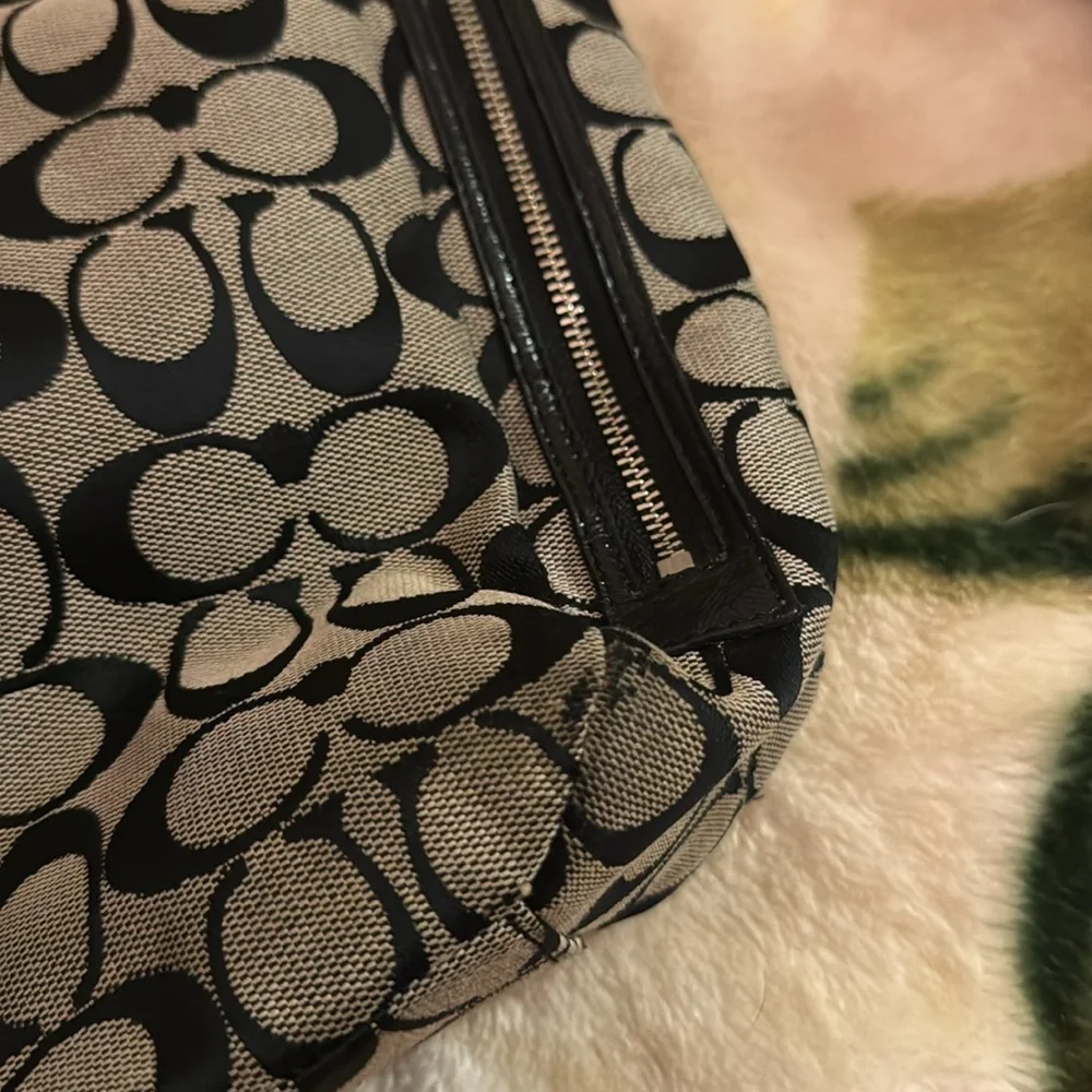 Coach Gallery Signature F19388 Black/Gray Zip Tote - Picture 5 of 7